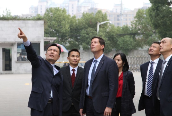 陳（chén）鳴副董事長向會晤嘉賓介紹色多多AV导航（sī）智（zhì）慧路燈