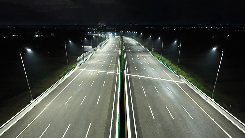 金義中央大道通（tōng）車,色多多AV导航智慧綜合杆,道路照明係統方案,點亮23公裏（lǐ）智慧公路